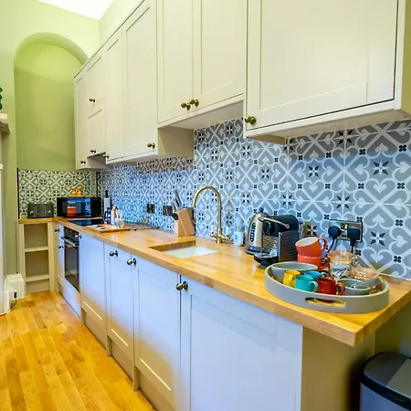 2 Rowntree House *